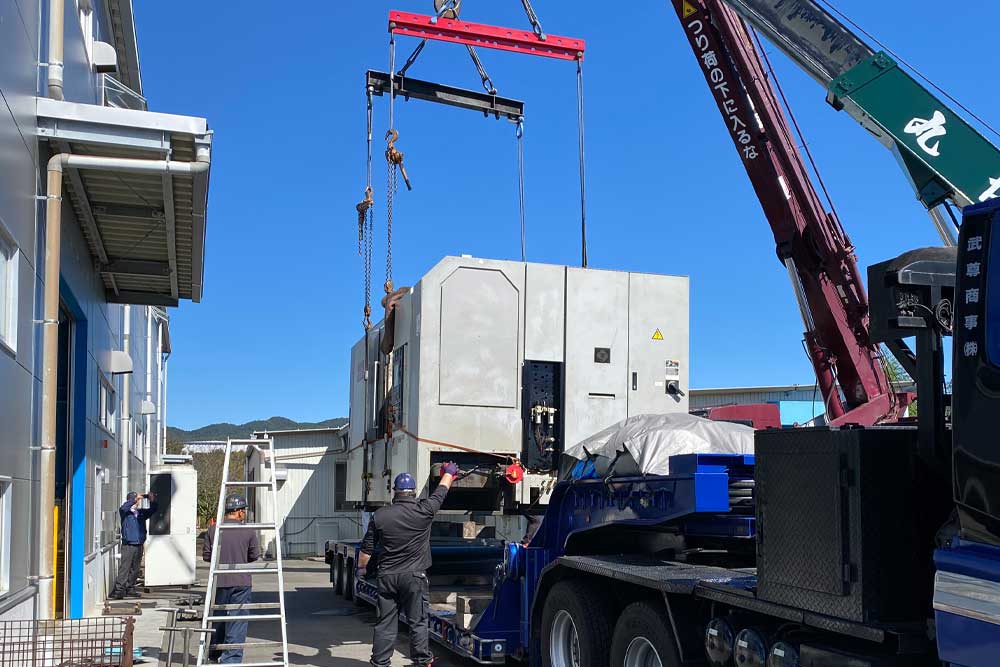 写真：重量物の移動・運搬風景