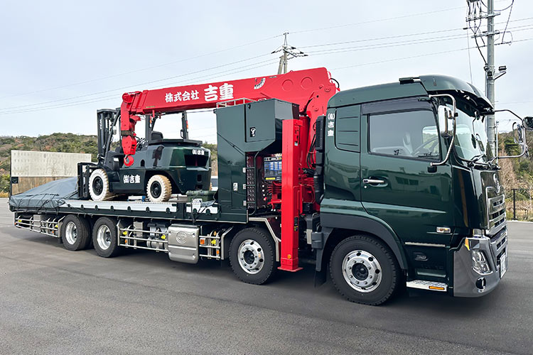 写真：クレーン付⼤型セルフ⾞